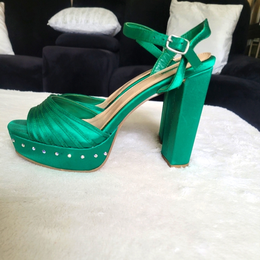 Elegant Forever 21 Green Strapped Platform OpenToe Heels